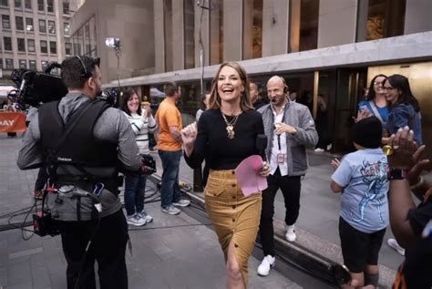 Today S Savannah Guthrie Shows Off Long Legs In Daring Pencil Skirt With Dangerously High Slit