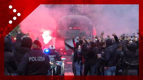 Champions League L Arrivo Del Pullman Del Milan Allo Stadio San Siro