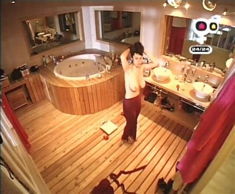 Naked Jessyca Falour In Les Colocataires