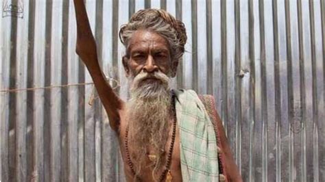 Este sadhu indio lleva 48 años con el brazo levantado como penitencia