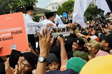 Foto Kenakan Kemeja Putih Anies Cak Imin Salami Ribuan Massa