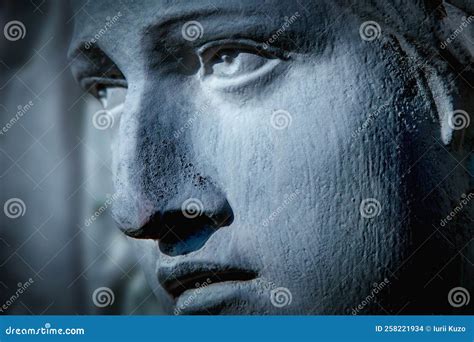 Fragmento De Una Estatua Antigua De Virgen Mary Imagen Horizontal Foto