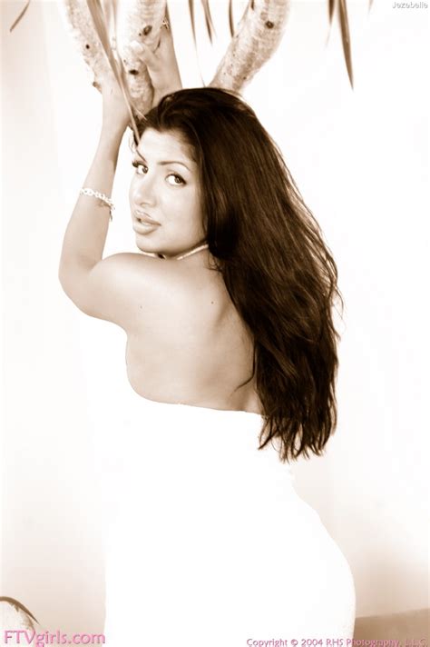 Glamour Babe Jezebele Pronkt Met Haar Dikke Kont Speelt Met Haar Strak Geschoren Poesje