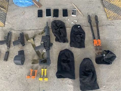 Pol Cia Federal Apreende Pistolas Fuzil E Mais De Tonelada De