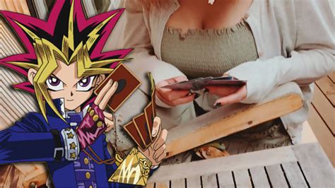 Chiama più volte un escort per giocare a Yu Gi Oh lei finisce col