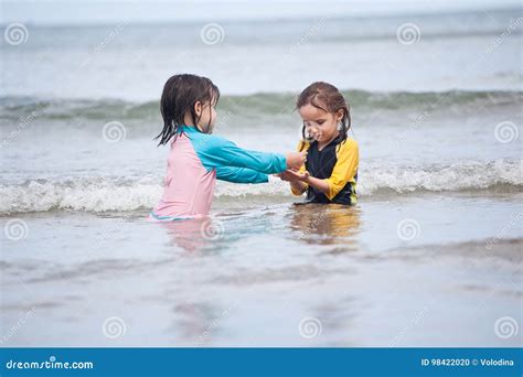 Petites Filles Jouant Sur La Plage Vacances De Plage De Famille Photo