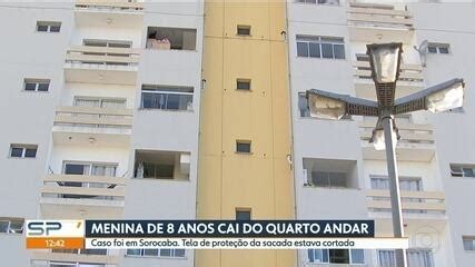 Vídeo Menina de 8 anos de idade cai do quarto andar de prédio em