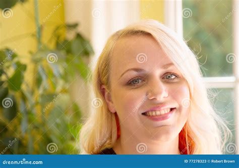 Mooie Blonde Vrouw Met Blauwe Ogen Stock Afbeelding Image Of Levensonderhoud Schitterend