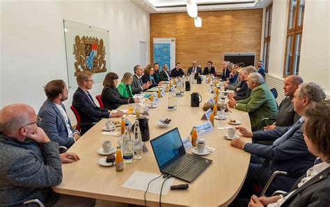 Gr Ner Wasserstoff Aus Biomasse Im Gespr Ch Bei Staatsminister Hubert