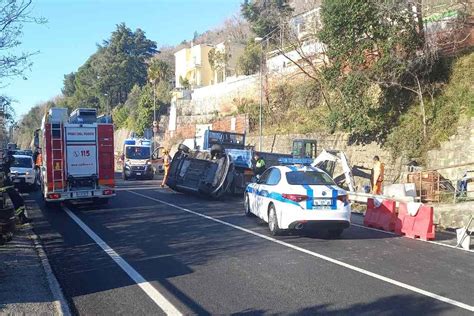 Trieste Incidente Sulla Strada Costiera Un Auto A Ruote All Aria