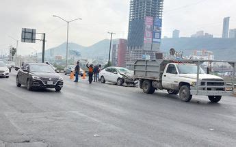 Monterrey Automovilista choca contra camión de carga en Constitución