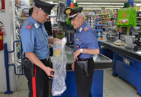 Tre Banditi A Volto Coperto Rapinano Il Market Dico Il Tirreno