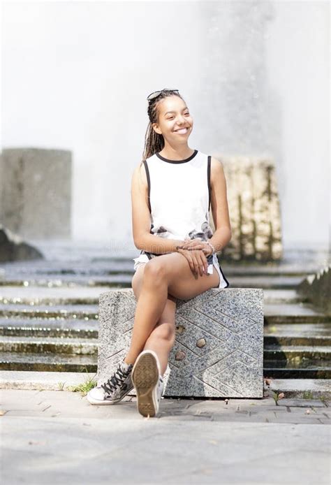 Nat Rliches Portr T Der Sinnlichen L Chelnden Kaukasischen Brunette Frau Mit Dem Sch Nen Langen