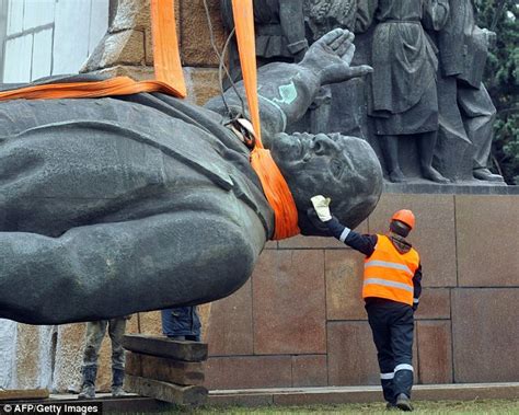 Ukraine Removes Its Largest Lenins Statue