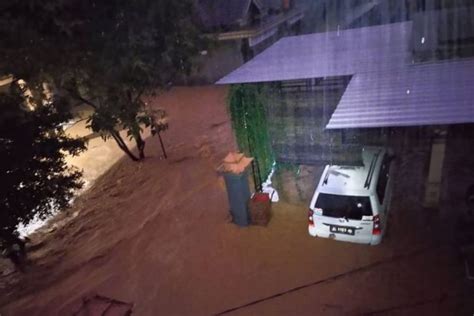 53 Rumah Warga Di Madiun Diterjang Banjir Bandang Suara Surabaya