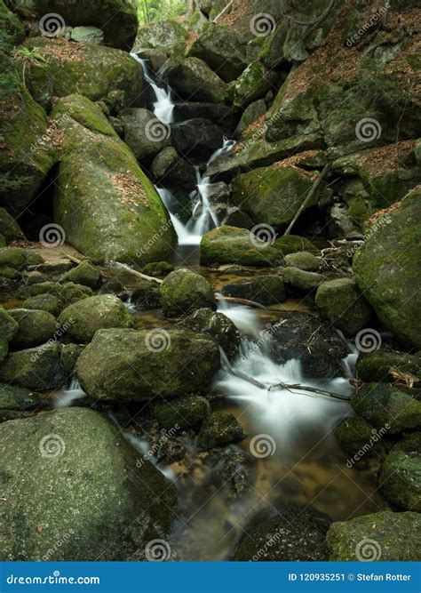 Vattenfallet Kaskad Mellan Stort Vaggar I Ravin Ysperklamm