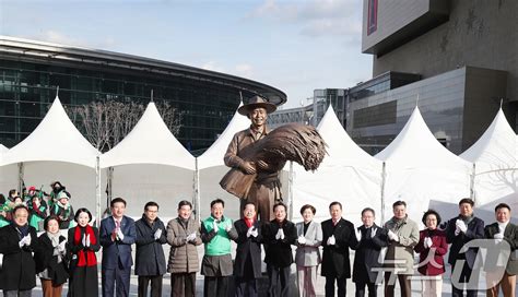 동대구역 광장에 세워진 박정희 동상 뉴스1