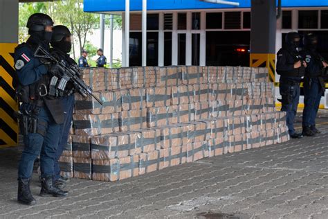 Autoridades Decomisan Toneladas De Coca Na Y Capturan A Tres