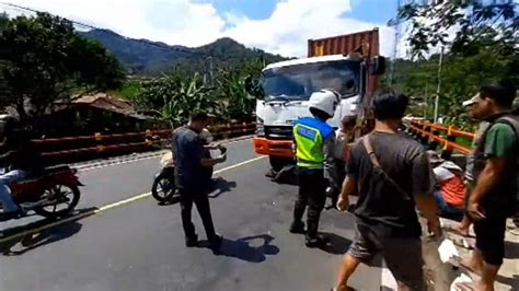 Tabrakan Beruntun Pemudik Motor Asal Yogyakarta Masuk Kolong Kontainer