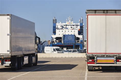 Transport Und Logistikindustrie Lkw Und Schiff Im Hafen Stockbild