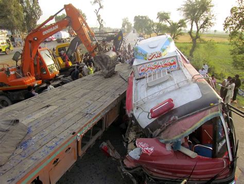 More Than 40 People Killed In Bus Accident In Pakistan The New York Times