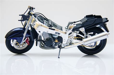 Suzuki GSX 1300R Hayabusa Bike Plastic Model Motorcycle Kit 1 12