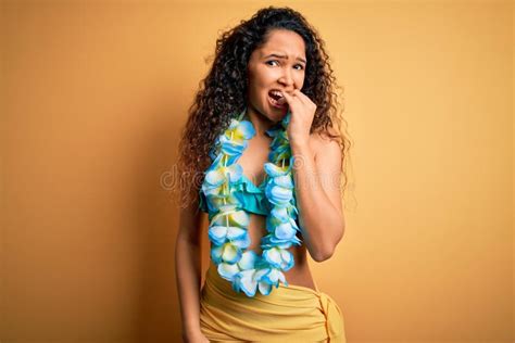 Joven Hermosa Americana En Vacaciones Vistiendo Bikini Y Flores Hawaianas Lei Mirando Estresado