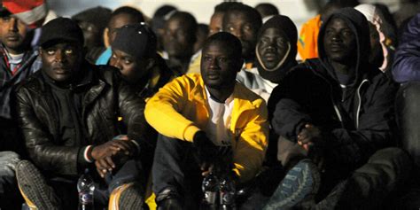 Sbarchi A Ritmo Continuo A Lampedusa Soccorso Barchino Anche A Isola