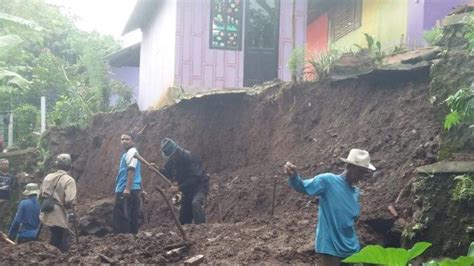 Tembok Penahan Tanah Ambrol Akibat Hujan Deras Bangunan TK Di Desa