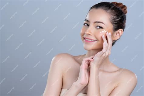 Premium Photo Glamorous Woman Applying Moisturizer Cream On Her Face For Perfect Skin