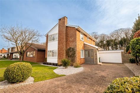 Hall Park Drive Lytham St Annes FY8 3 Bed Detached House For Sale