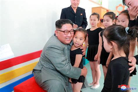 Korea Północna Kim Dzong Un z wizytą w szkole z okazji Dnia Dziecka