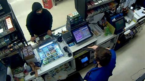 Convenience Store Clerk Draws Gun Calls 911 On Would Be Hatchet Wielding Thief Fox News Video