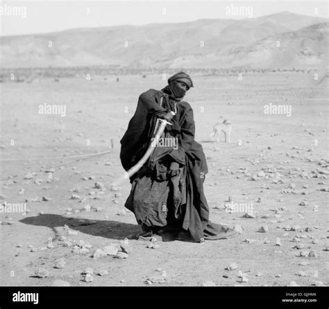 Bedouin sword dance Stock Photo - Alamy