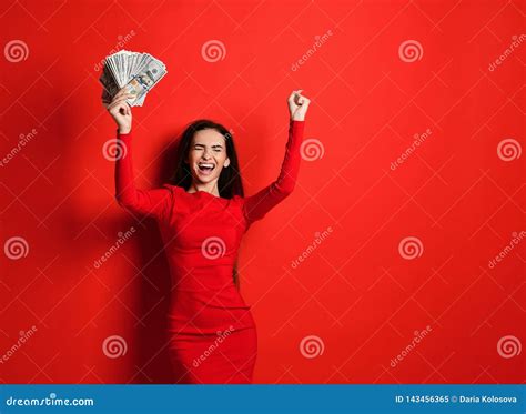Het Jonge Brutale Brunette In Een Rode Kleding Verheugt Zich In Een Hoop Van Geld In Haar Handen