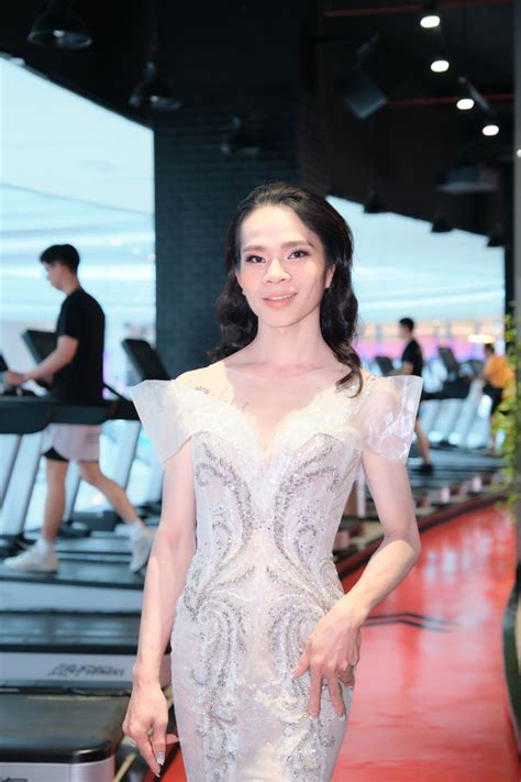 Hot girl bắp nướng Tây Thy lột xác ngoạn mục diện váy dạ hội sang chảnh casting Miss