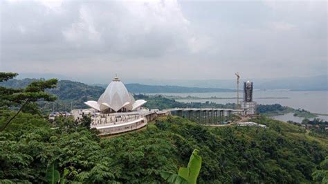 Melihat Masjid Al Kamil Jatigede Sumedang Dari Ketinggian Teratai