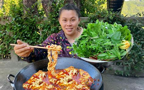 今天欧妹摘了各种新鲜蔬菜，回家做个酸辣肥肠火锅吃到饱 欧妹呀 欧妹呀 哔哩哔哩视频