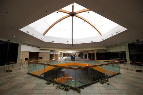 Incredible abandoned mall : r/Urbex
