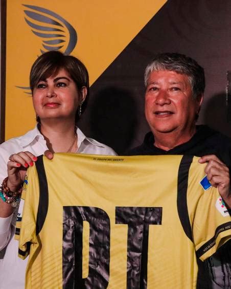 ÁGUILAS DORADAS PRESENTÓ A SU NUEVO DT 10Sports