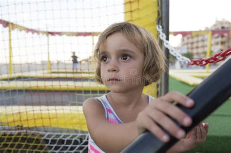 Garota De Anos Esperando Sua Vez Em Um Parque Recreativo Imagem De