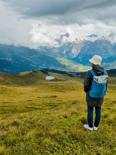 Mannlichen Melangkah Ke Dunia Magis Di Puncak Swiss Yang Menawan