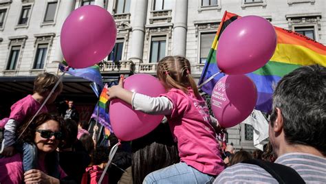 In Nome Dei Bambini La Lotta Dei Genitori Gay Tra Norme E Divieti La Repubblica