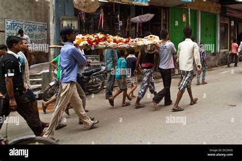 Traditional Indian Funeral Hi Res Stock Photography And Images Alamy