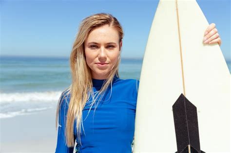 Retrato de una mujer caucásica disfrutando del tiempo en la playa en un