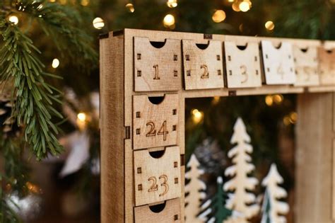 Un Calendario De Adviento De Madera Para Una Navidad Foto Premium