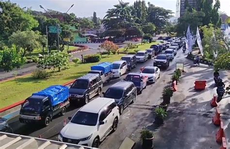 Ribuan Wisatawan Padati Pantai Pangandaran Di H 2 Lebaran Arus Lalu