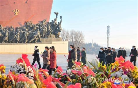 카메라에 담긴 북한 풍경 새해맞아 김일성·김정일 동상에 헌화하는 북한 주민들 Zum 뉴스