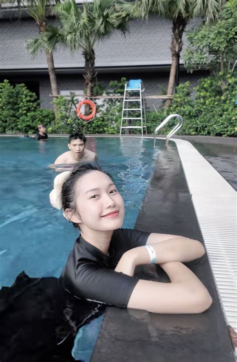 Vợ Đoàn Văn Hậu tung ảnh bikini nóng bỏng khoe vóc dáng đồng hồ cát sau năm giấu nhẹm vì