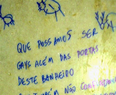 Guia BH Gay Refletindo no banheirão